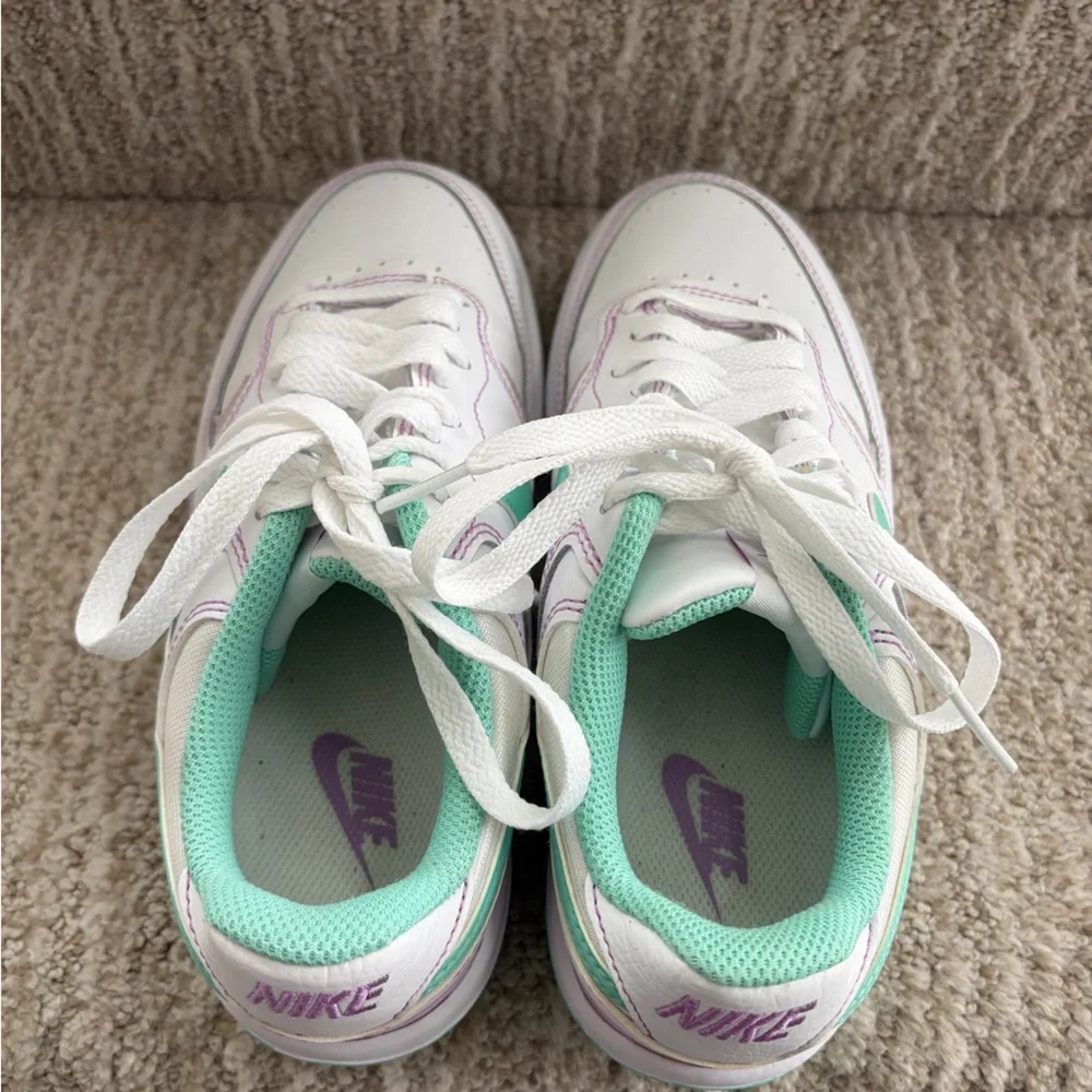 Nike Women's Gamma Force White Emerald Rise sneakers. Size 6